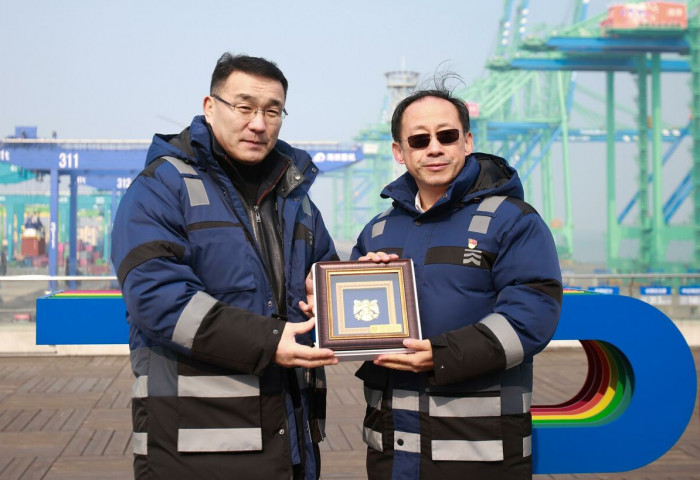 Mayor working in Tianjin, China